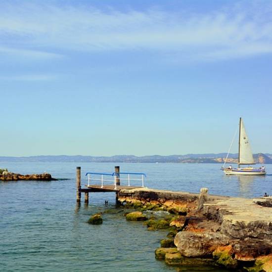 Private 2-hour Boat Cruise on Lake Garda: Discover Punta San Vigilio & Garda