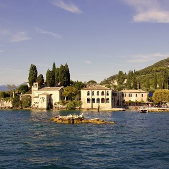 Private 2-hour Boat Cruise on Lake Garda: Discover Punta San Vigilio & Garda