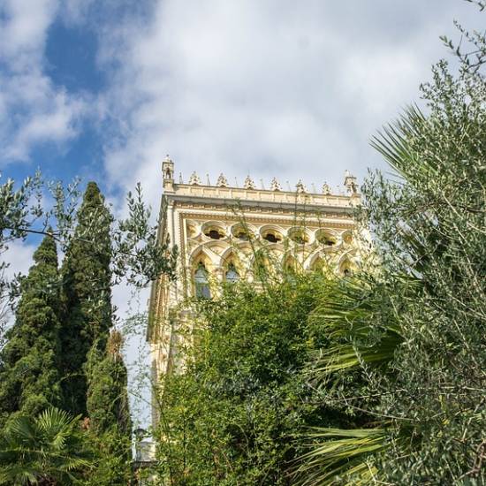 Discover Lake Garda & Isola de Garda on a Private 1.5-hour Boat Tour