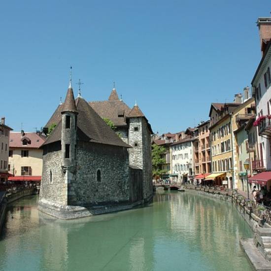 Happy Hour in the Alps: A Private 2.5-hour Apéro Tour in Annecy